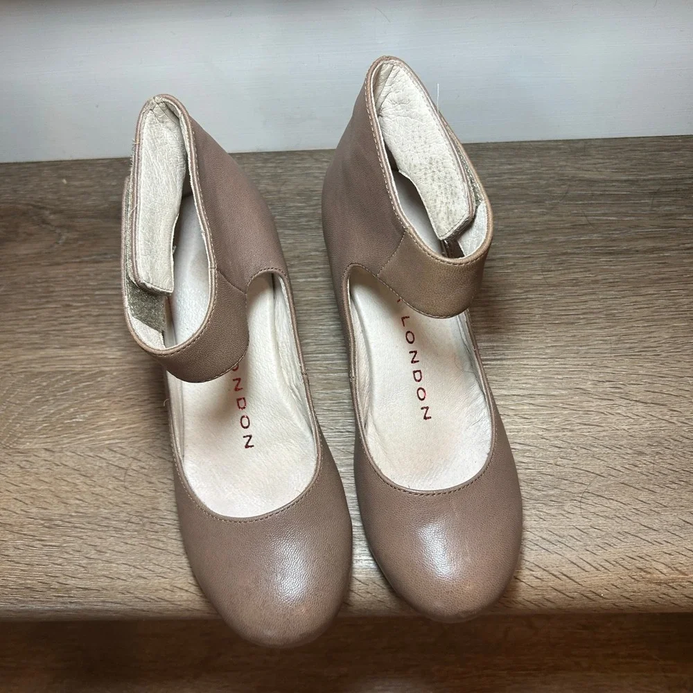 Sacha London Womens Vespa Taupe Tan Ankle Strap Office Leather Wedges Size 5.5